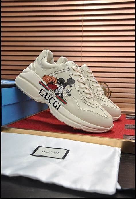 tenis mickey mouse gucci